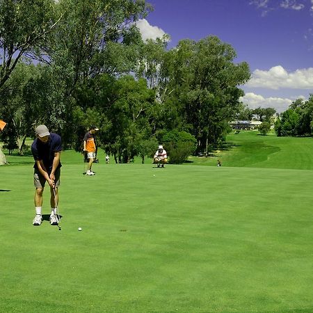 Commercial Golf Resort Олбери Экстерьер фото