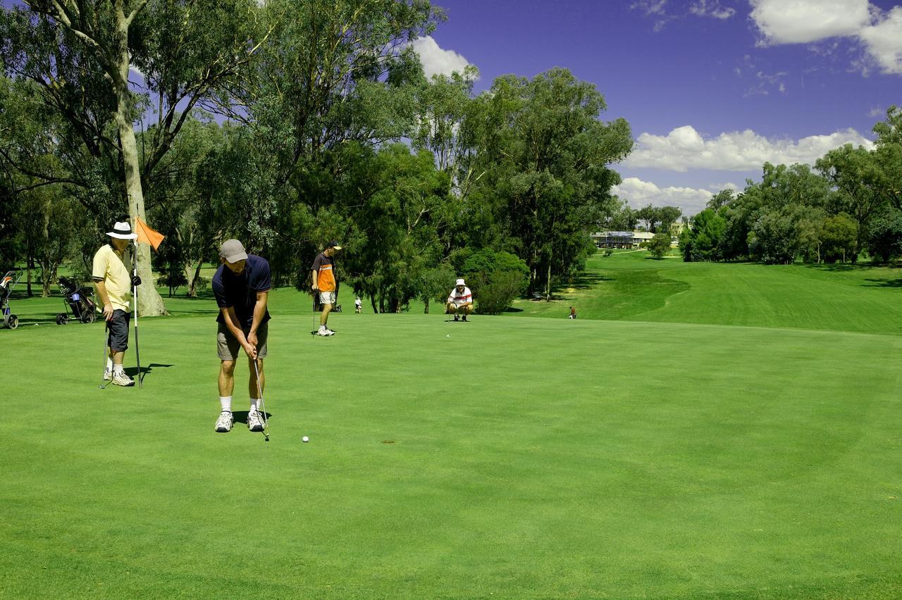 Commercial Golf Resort Олбери Экстерьер фото